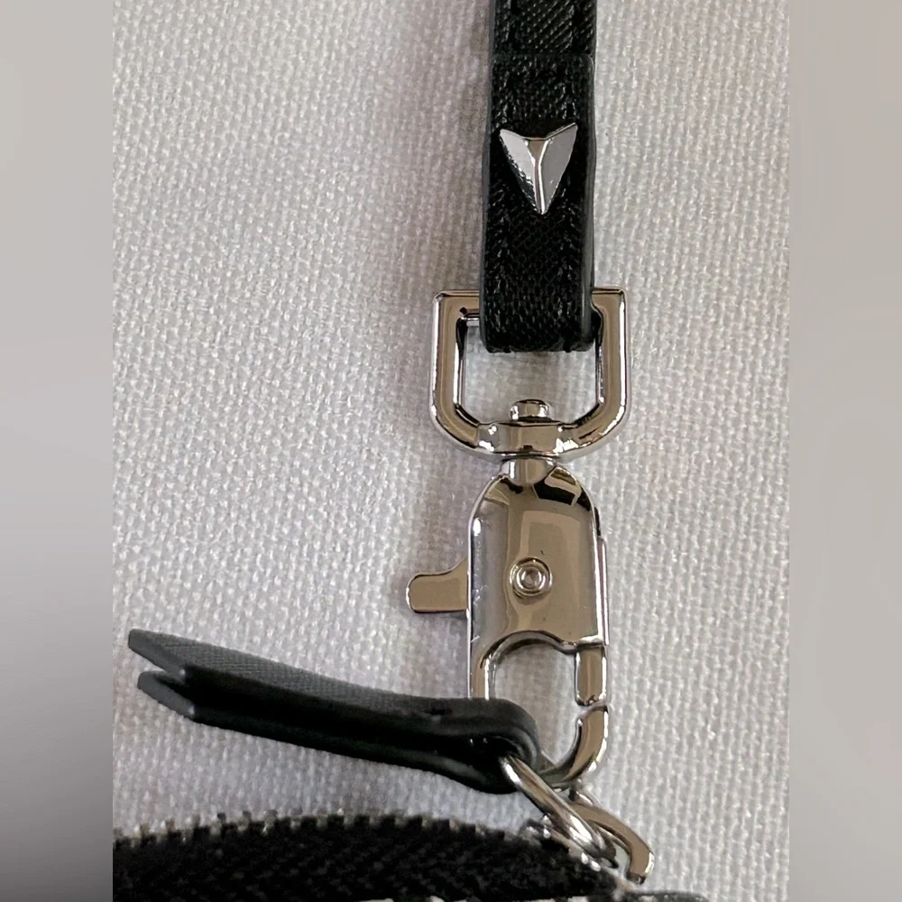 Stella & Dot Madison Tech Black White Patterned Zip Close Wristlet Wallet EUC